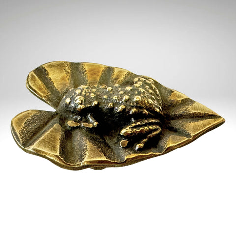 Tree FROG Knob On leaf handle Drawer Pull TOAD Amphibian handmade solid brass Home decor